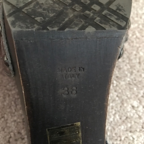 VINTAGE AUTHENTIC BURBERRY HEELS - Picture 5 of 5